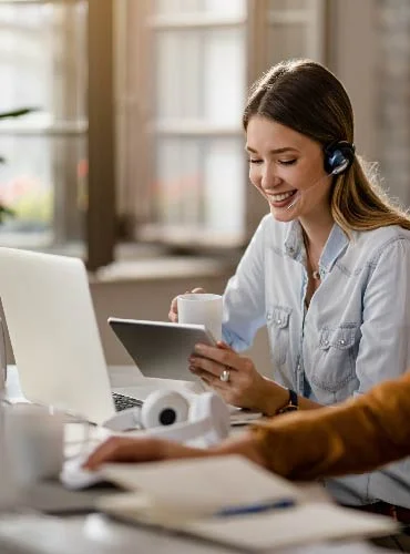DeltaCom Fintech technician providing remote help desk support to a business client.